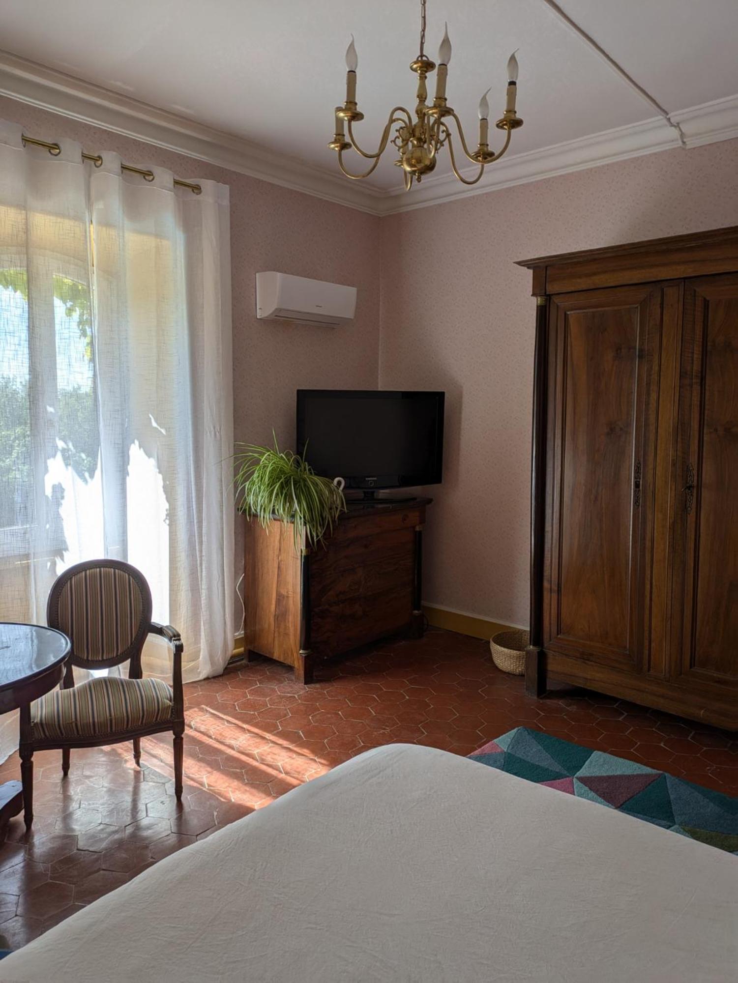 Tornac Le Domaine Du Soulier -Gite Et Chambres D'Hotes - La Maison Du Gardien מראה חיצוני תמונה